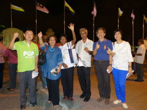 2bii 霹雳州联委会主席郑庭忠（右二）与成员陈凤玲（右一）以及黄云龙（左一）与其他非政府组织代表