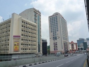 Wisma Autopark是五层半建筑物，坐落在Jalan Maharajalela两间酒店之间，位处吉隆坡传统华人文化中心纽带。
