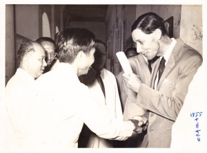 1954年10月28日，林连玉与到访尊孔中学的钦差大臣麦基里莱握手。大臣手里握着教育白皮书。