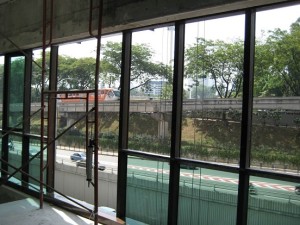 原办公楼外观为黑色帷幕墙玻璃，后来将建筑临街道介面进行破解，改用透光玻璃，改善光线不足问题。
