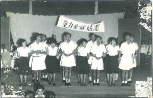 学生呈现歌唱和舞蹈节目，打起“团结就是力量”的布条。
