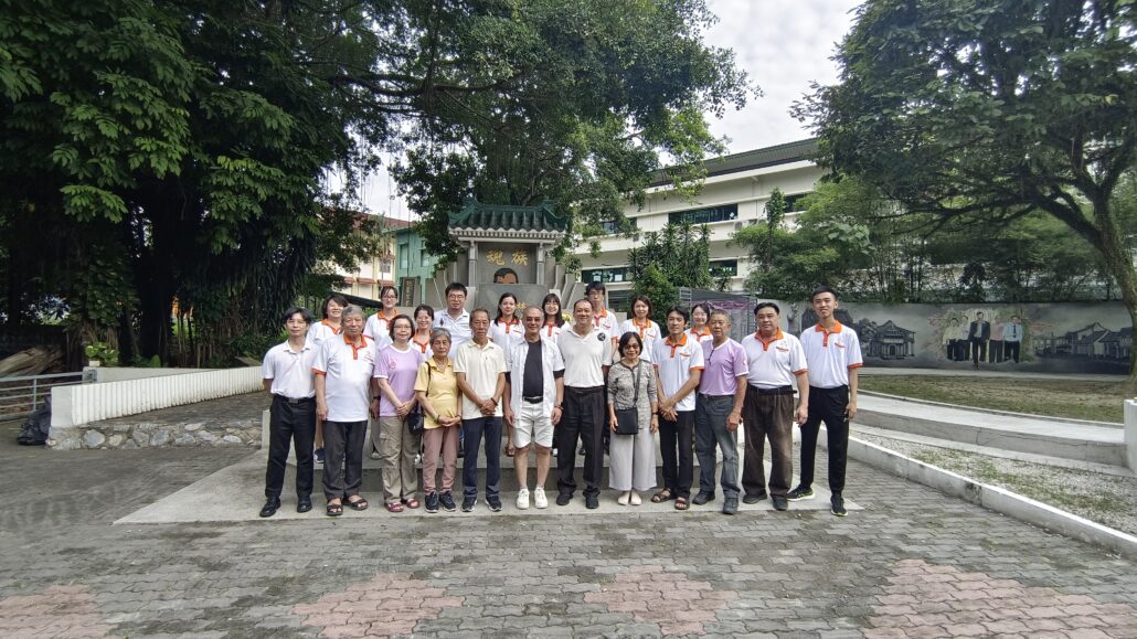 出席者于墓前合影,前排左四为林连玉家属林达女士与夫婿朱治和先生。