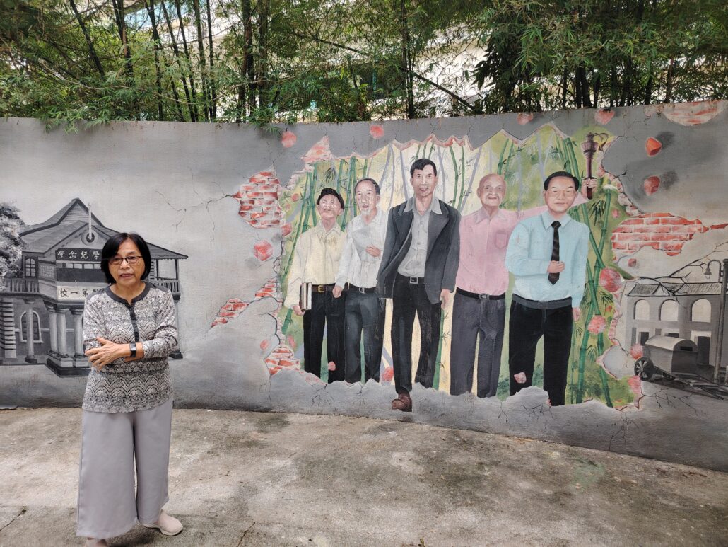 姚丽芳解说林连玉墓园筹建过程。